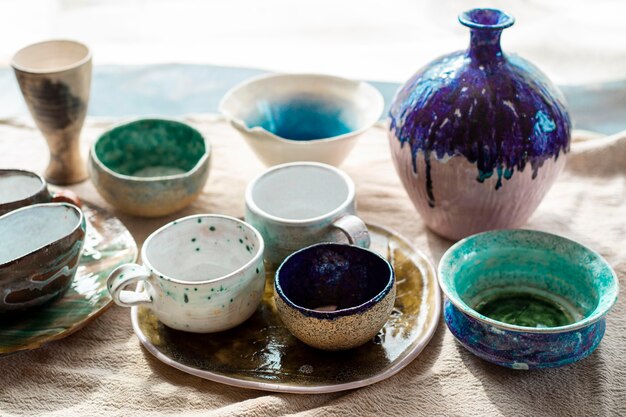 Divers vases en céramique avec concept de poterie de peinture