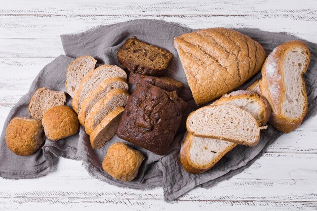 Divers vue de dessus de pain blanc et de grains entiers