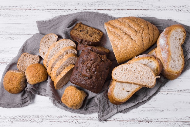 Divers vue de dessus de pain blanc et de grains entiers