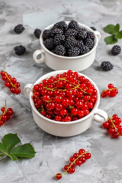 Diverses baies fraîches d'été, myrtilles, groseille rouge, fraises, mûres, vue de dessus.