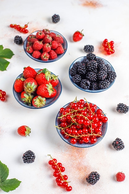 Diverses baies fraîches d'été, myrtilles, groseille rouge, fraises, mûres, vue de dessus.