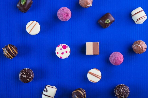 Photo gratuite diverses bonbons au chocolat