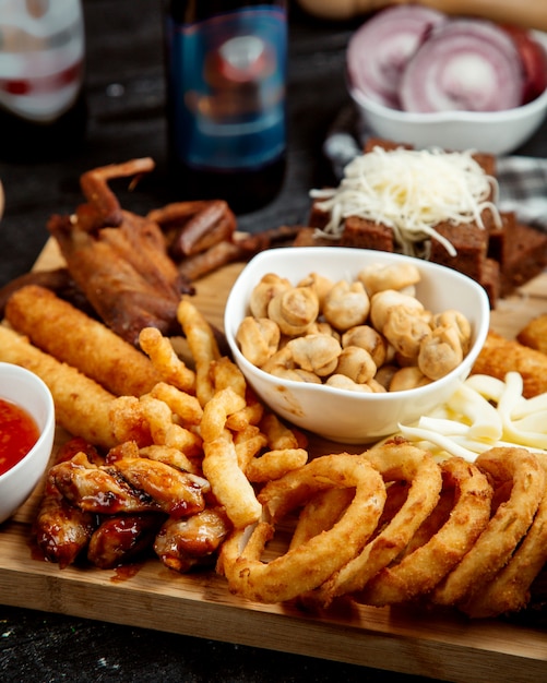 Diverses collations frites sur le bureau