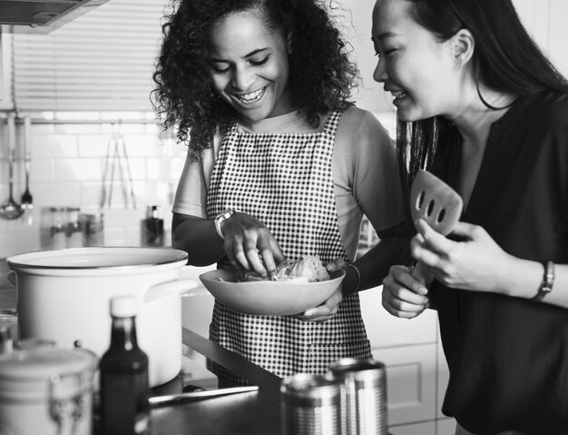 Diverses femmes cuisinant dans la cuisine