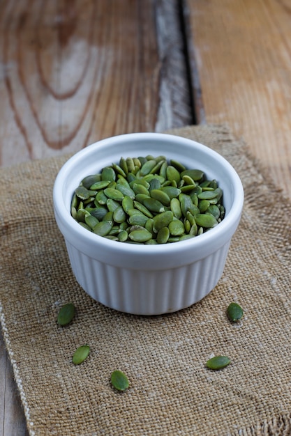 Diverses graines - sésame, graine de lin, graines de lin, graine de citrouille, pavot, chia dans des bols sur un rustique. Copie .