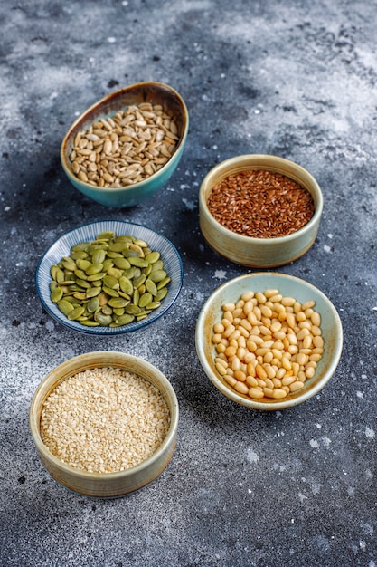 Diverses graines - sésame, graines de lin, graines de tournesol, graines de citrouille pour salades.