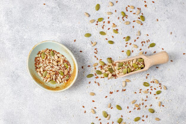 Diverses graines - sésame, graines de lin, graines de tournesol, graines de citrouille pour salades.