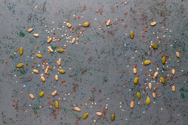 Diverses graines - sésame, graines de lin, graines de tournesol, graines de citrouille pour salades.