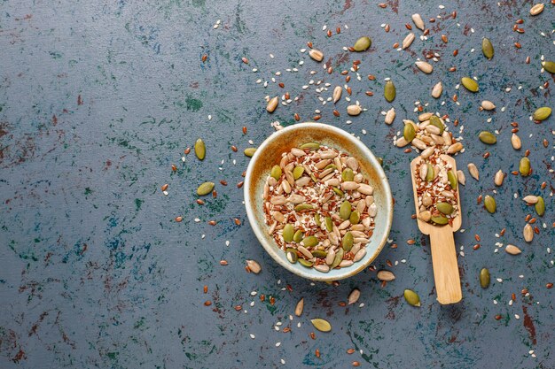 Diverses graines - sésame, graines de lin, graines de tournesol, graines de citrouille pour salades.