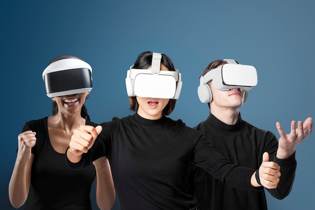 Diverses personnes avec un casque de réalité virtuelle