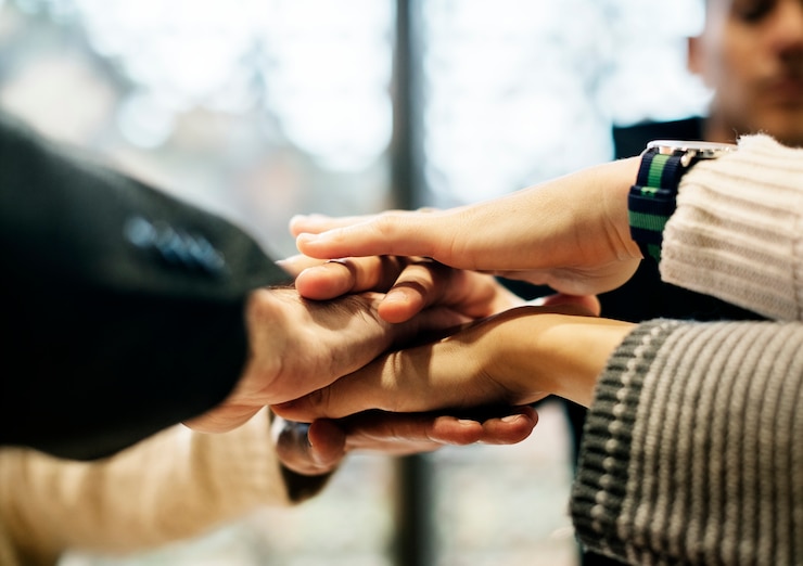 Photo gratuit diverses personnes empilant les mains ensemble