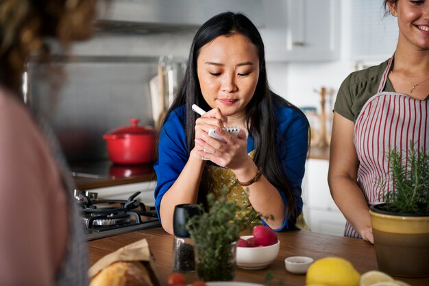 Diverses personnes rejoignant un cours de cuisine