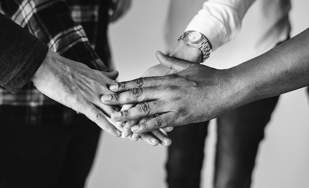 Diverses personnes réunissant les mains ensemble le travail d&#39;équipe et le concept de communauté