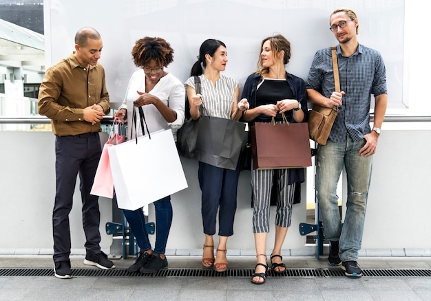 Photo gratuite diverses personnes avec des sacs à provisions