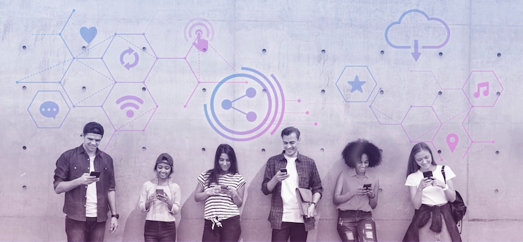 Photo gratuit diverses personnes utilisant leur téléphone