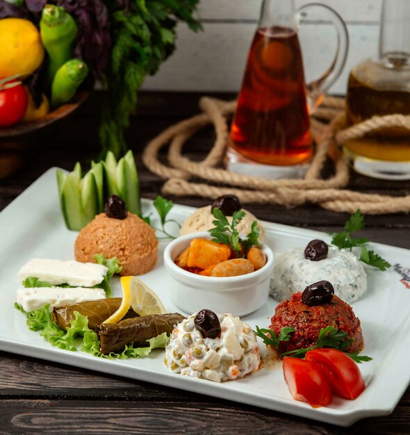 Diverses salades sur la table