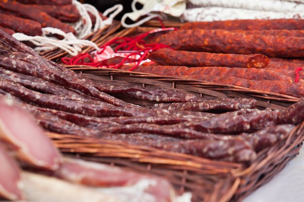 diverses saucisses au comptoir