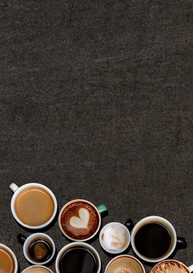 Photo gratuit diverses tasses à café sur un grunge noir texturé