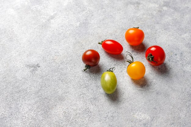 Diverses tomates cerises colorées.