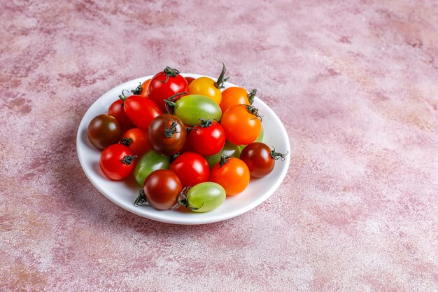 Diverses tomates cerises colorées.