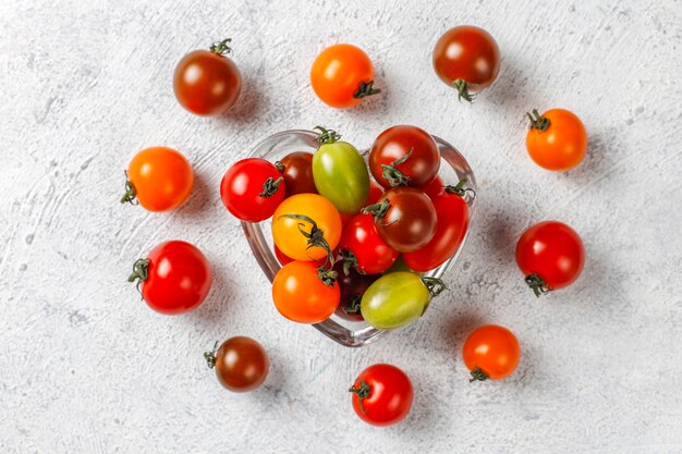 Diverses tomates cerises colorées.