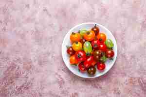 Photo gratuite diverses tomates cerises colorées.