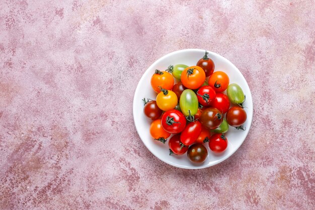 Diverses tomates cerises colorées.