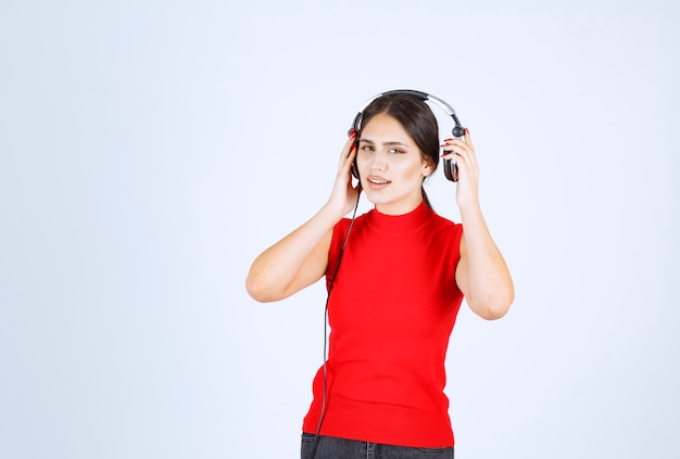 Dj avec un casque qui sort une oreille pour bien entendre.