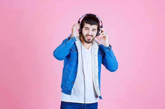 Dj avec des écouteurs dansant et se relaxant