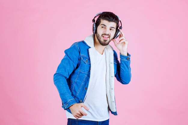 Dj avec des écouteurs dansant et se relaxant