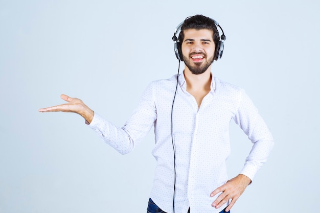 Dj avec des écouteurs présentant quelqu'un avec des émotions