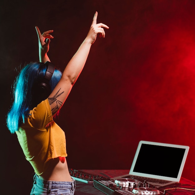 Photo gratuite dj féminin dans un club mélangeant et divertissant