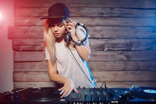 Dj mignon femme s'amusant à jouer de la musique à la fête du club