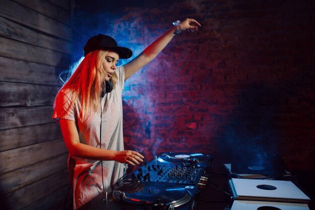 Dj mignon femme s'amusant à jouer de la musique à la fête du club