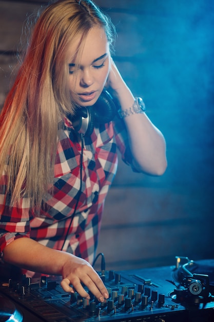 Dj mignon femme s'amusant à jouer de la musique à la fête du club