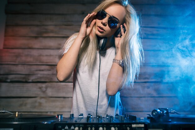 Dj mignon femme s'amusant à jouer de la musique à la fête du club