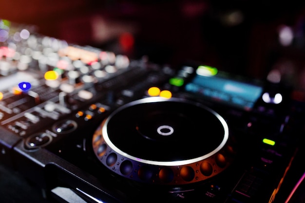 DJ mixage et grattage des commandes de piste sur le pont dj's strobe Dj Music club life concept