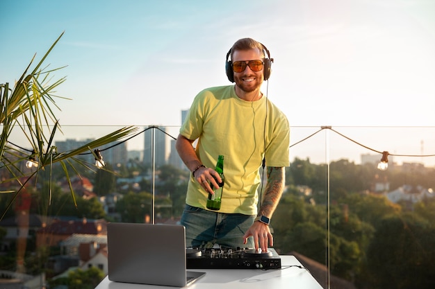 Dj vue de face mélangeant de la musique à la fête