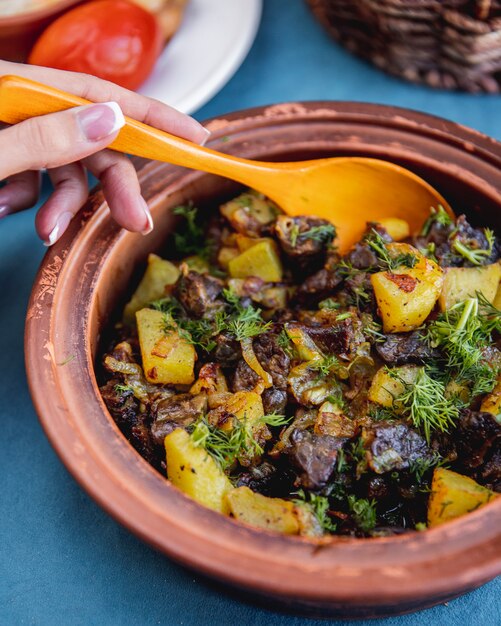 Djiz-byz plat traditionnel foie coeur pommes de terre verts vue de côté