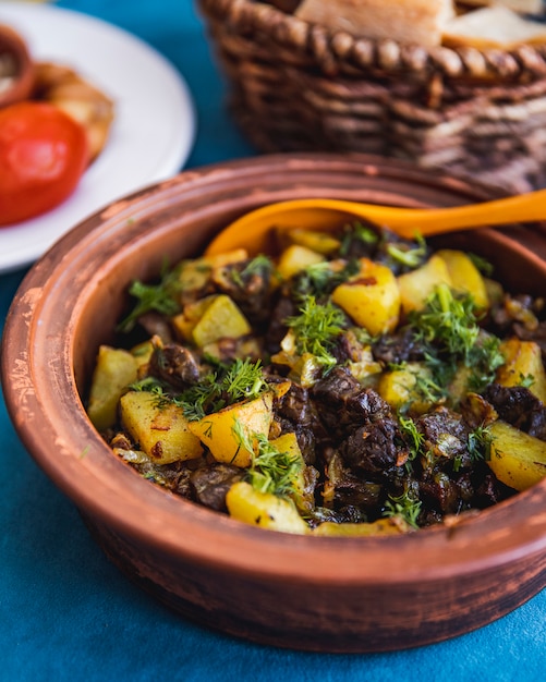 Djiz-byz plat traditionnel foie coeur pommes de terre verts vue de côté