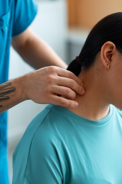 Docteur aidant le patient pendant la réadaptation