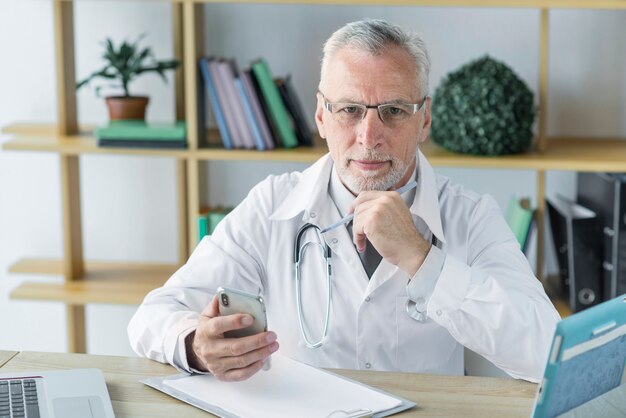 Docteur attentionné avec smartphone
