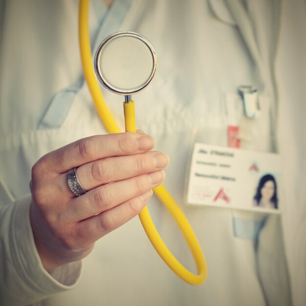 &quot;Docteur au stéthoscope jaune&quot;