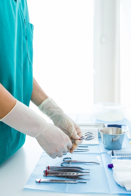 Photo gratuite le docteur avec beaucoup de genre d'équipement médical gèrent pour commencer l'opération dans la salle d'opération.