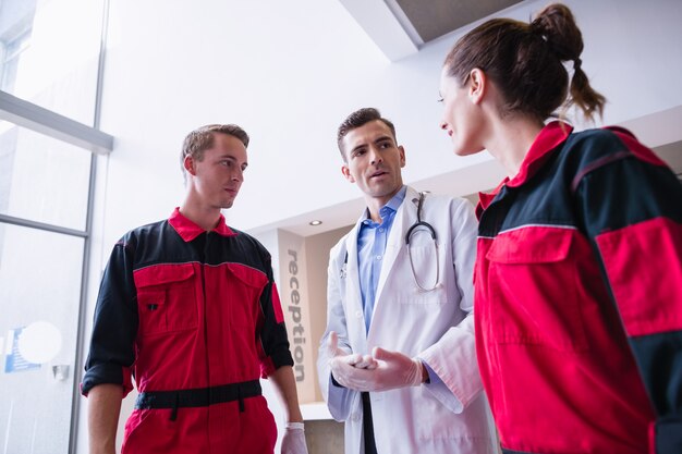 Docteur, conversation, paramédic, couloir