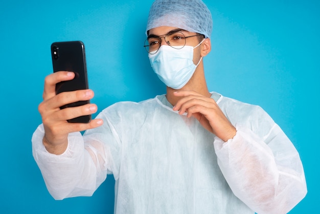 Photo gratuite docteur de coup moyen prenant le selfie