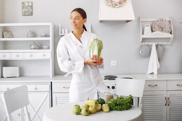 Docteur dans une cuisine avec des légumes