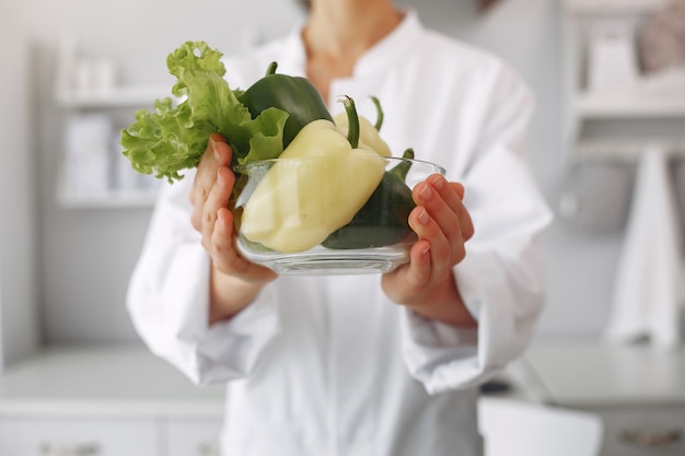Docteur dans une cuisine avec des légumes