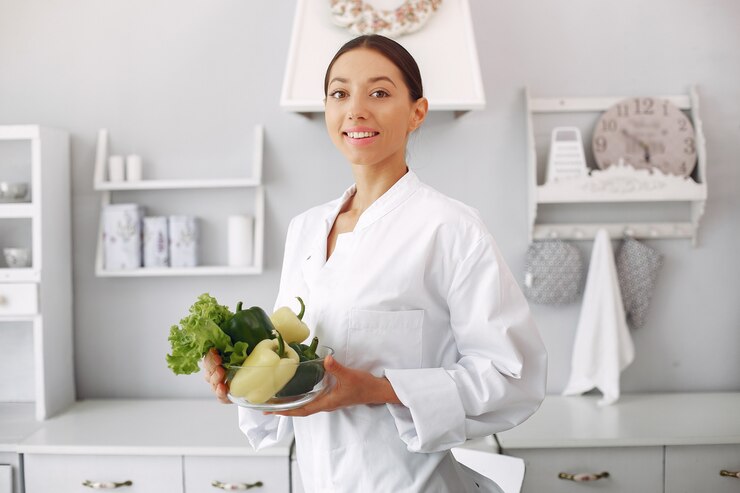 Photo gratuit docteur dans une cuisine avec des légumes