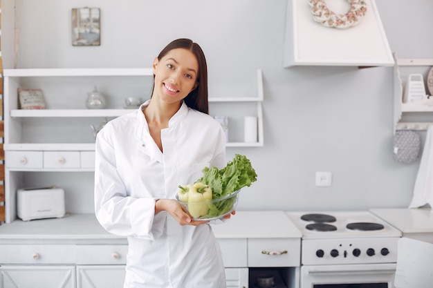 Docteur dans une cuisine avec des légumes